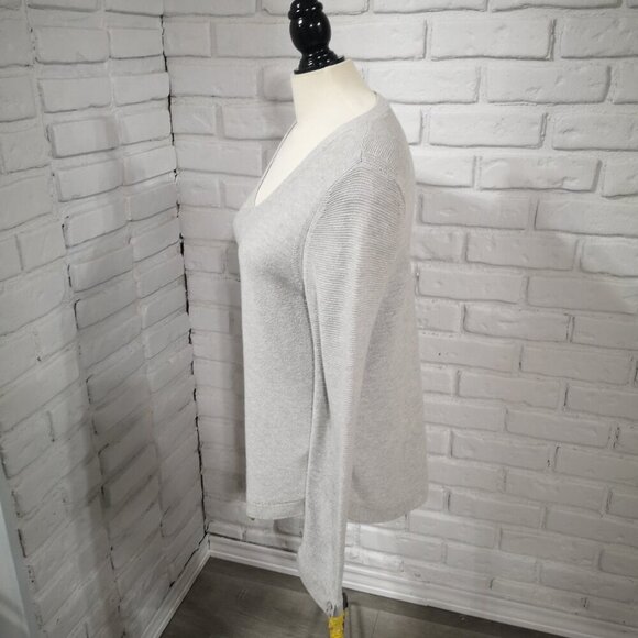 Talbots Ladies Size Medium Light Grey V-neck Round Hem Lightweight Sweater - Picture 4 of 10